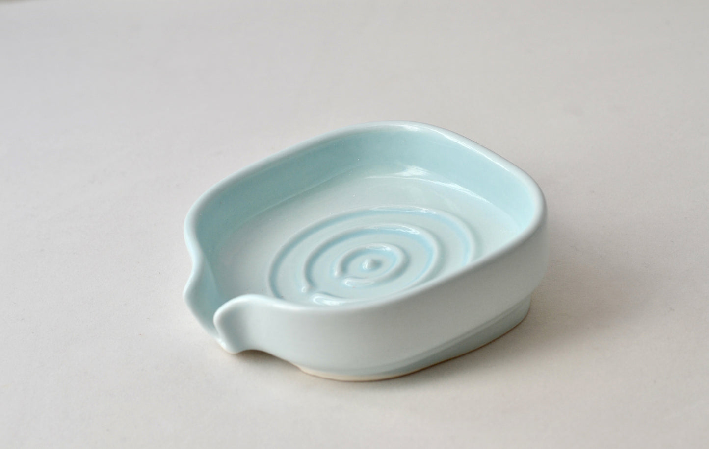 Porte-savon en porcelaine auto-drainant
