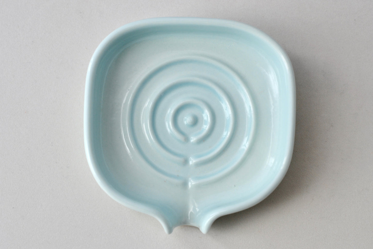 Porte-savon en porcelaine auto-drainant