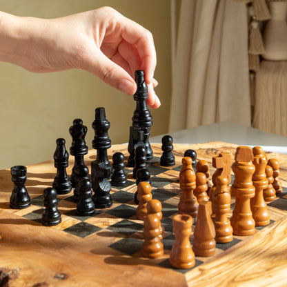Jeu d'échecs artisanal en bois d'olivier avec bords naturels